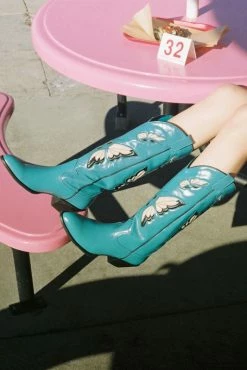 STRATEGY FLY-AWAY Social Butterfly